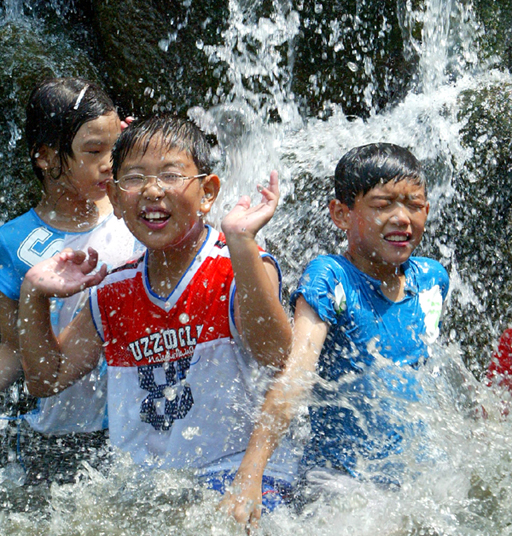 涼む韓国少年達の図