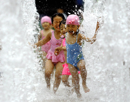 戯れる韓国少女達・・・プールではないらしい