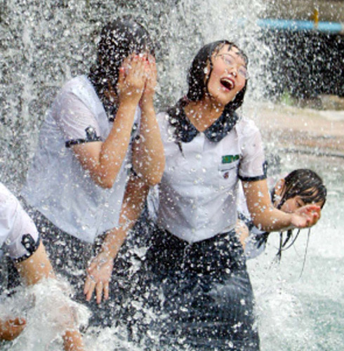 涼む韓国女子高生の図